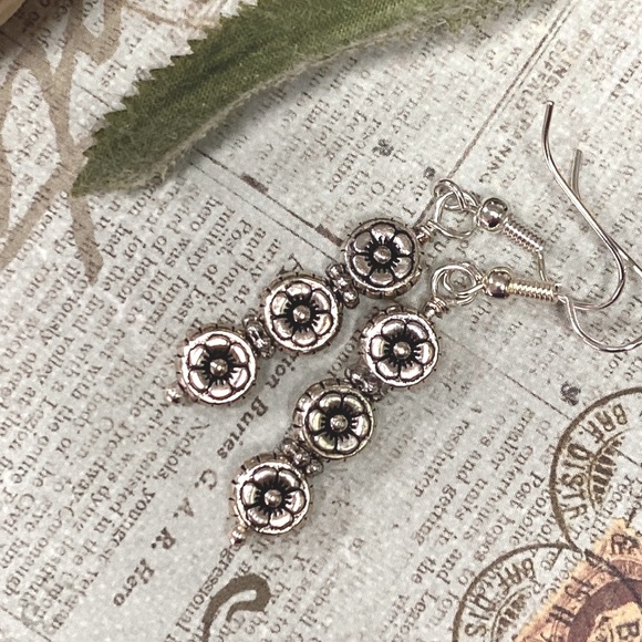 NWOT Dainty silver flower stacked earrings pierced - Picture 2 of 4